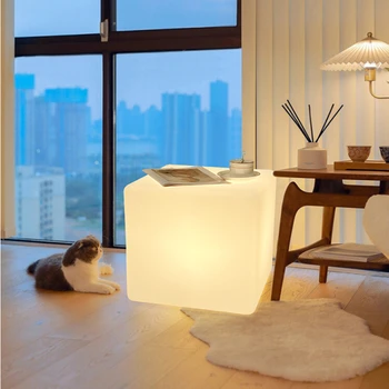 מנורת רצפה בסלון שולחן שמנת בסגנון לצד שולחן קפה שולחן אחסון עיצוב משולב זוהר השינה הסביבה המנורה